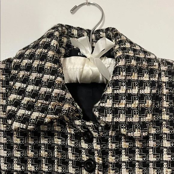 Classic Black, White & Gold Tweed Tailored Jacket size 4 - Picture 3 of 9